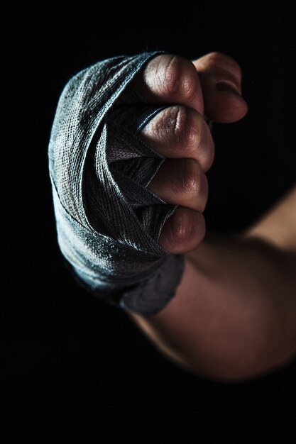 블랙에 근육 질의 남자 훈련 킥복싱의 붕대와 근접 손
