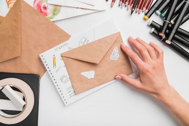 Free photo close-up hand with envelope