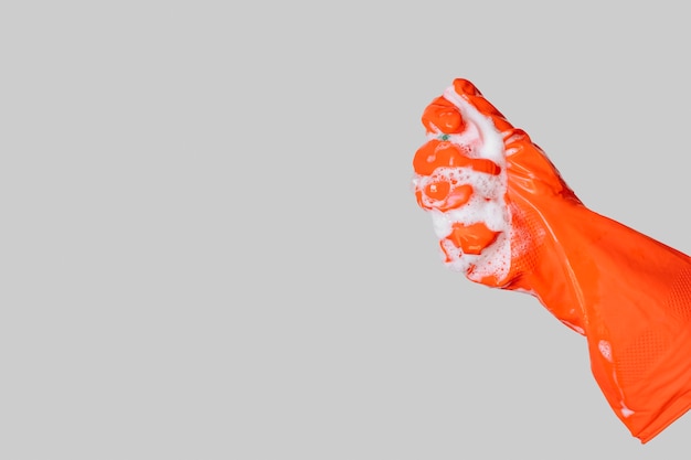 Макро рука с оранжевой перчаткой