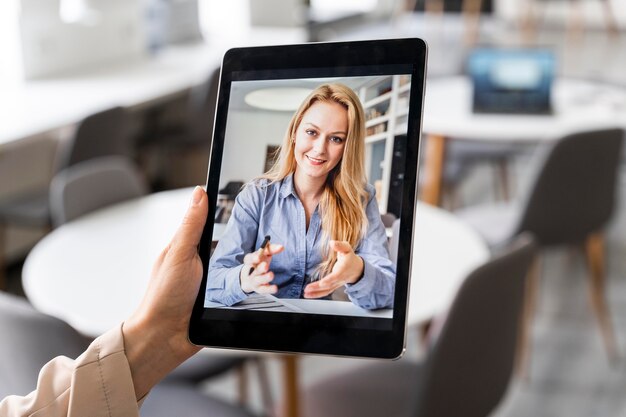 タブレットで手を閉じる