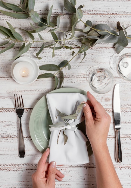 Free photo close up hands arranging table