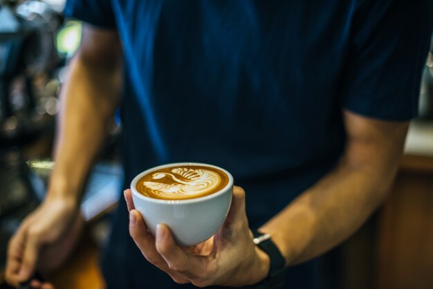 手バリスタのクローズアップはラテコーヒーアート塗料を作る