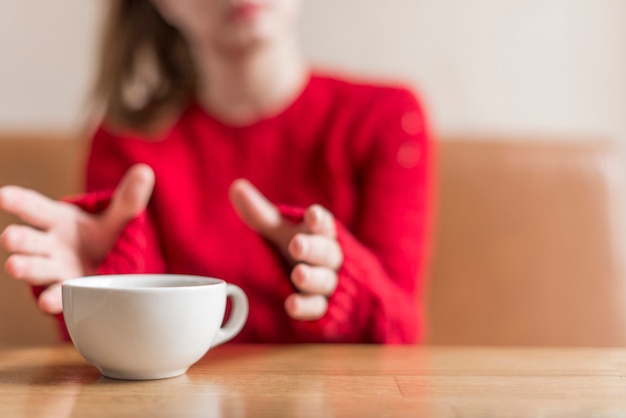 Foto gratuita primo piano delle mani prima di prendere una tazza