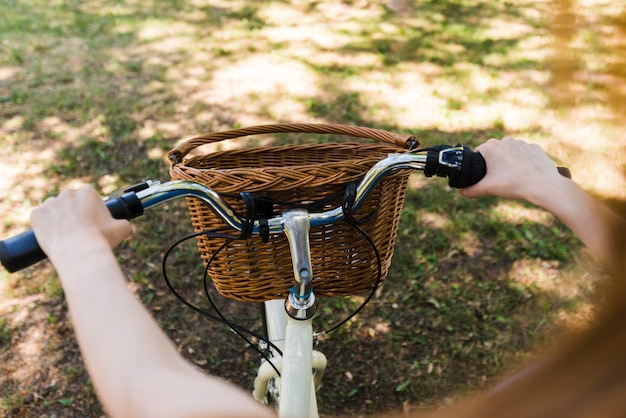 Foto gratuita close-up mani sul manubrio della bicicletta