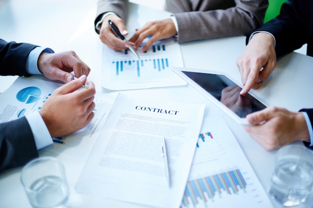 Free photo close-up of hands of businesspeople at work