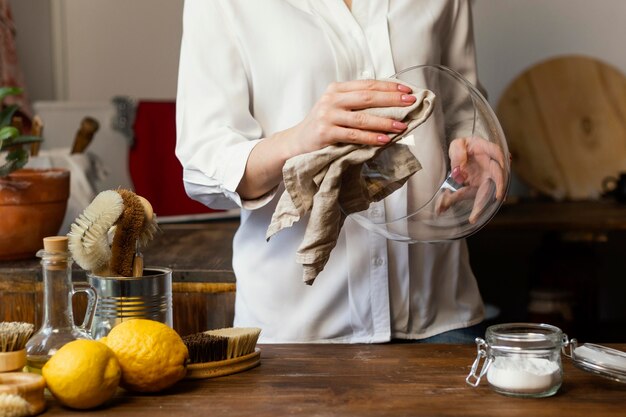 Крупным планом руки чистящая миска