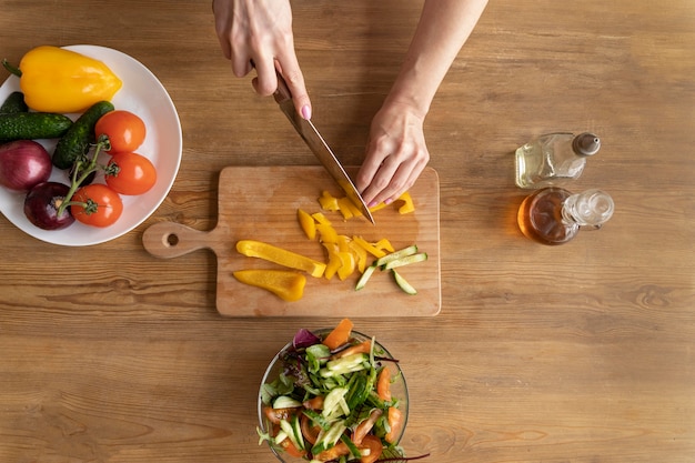 Free photo close up hands cutting vegetables