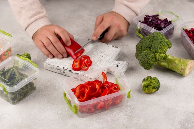 Free photo close up hands cutting vegetables