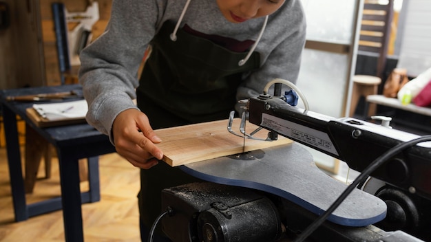 Chiudere le mani che tagliano con il legno