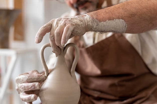 Крупным планом руки делают керамику