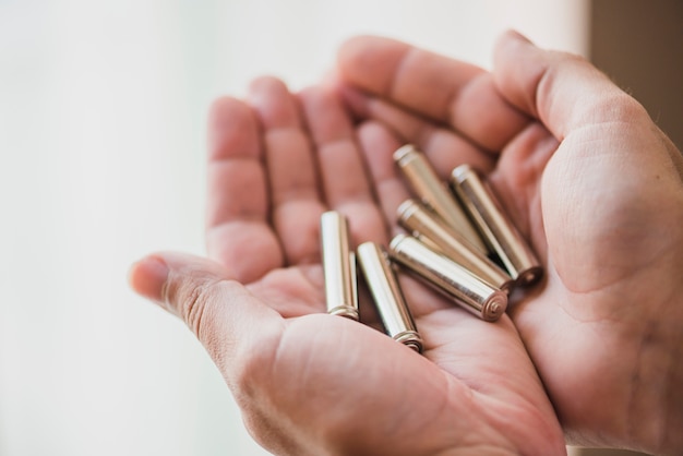 Foto gratuita primo piano delle mani che tengono le cellule della batteria