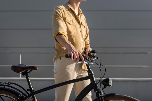 Foto gratuita mani del primo piano che tengono bici