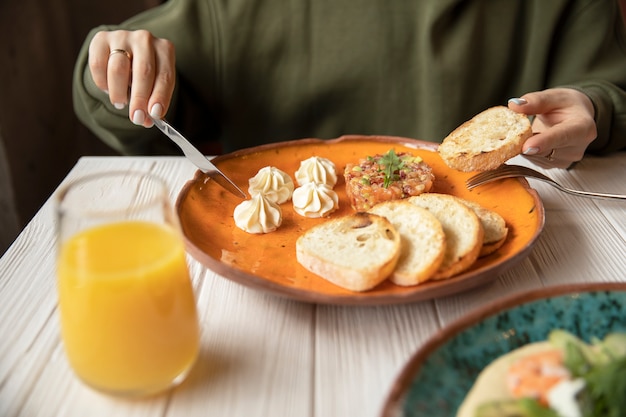 Free photo close up hands holding bread and knife