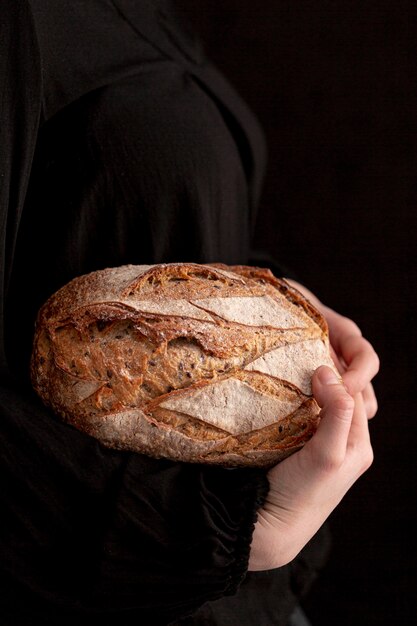 Макро руки держат хлеб вид сбоку