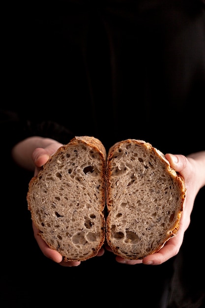 Макро руки держат ломтики хлеба
