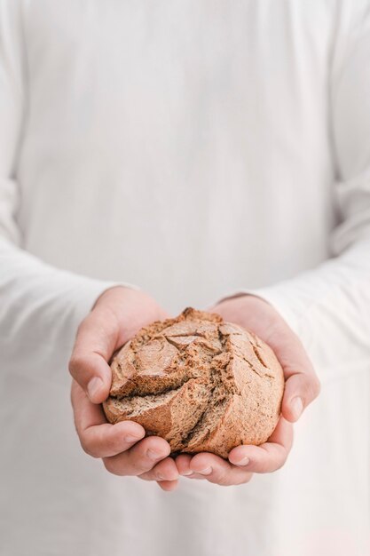 Макро руки держат хлеб