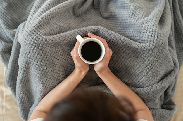 コーヒーカップを持って手を閉じる