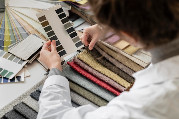 Foto gratuita chiudere le mani tenendo la tavolozza dei colori