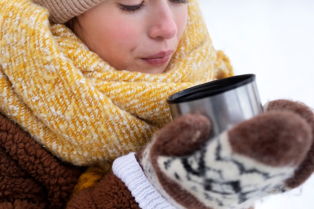 Free photo close up hands holding cup