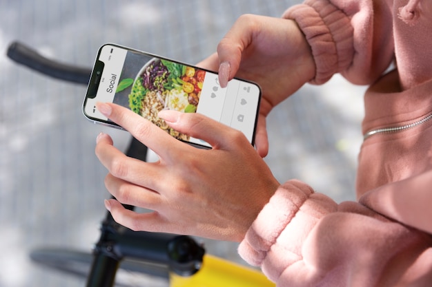 Foto gratuita chiudere le mani tenendo il dispositivo