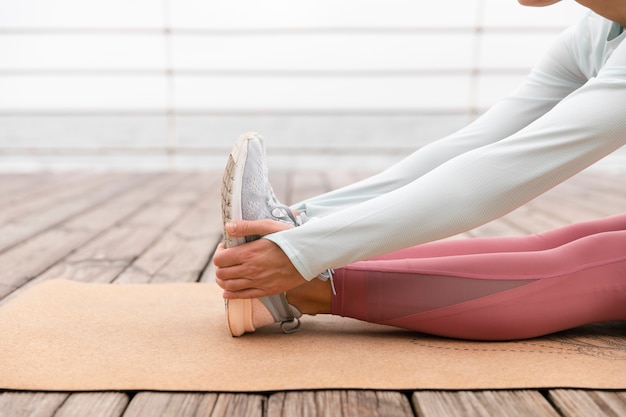 Foto gratuita chiudere le mani tenendo i piedi