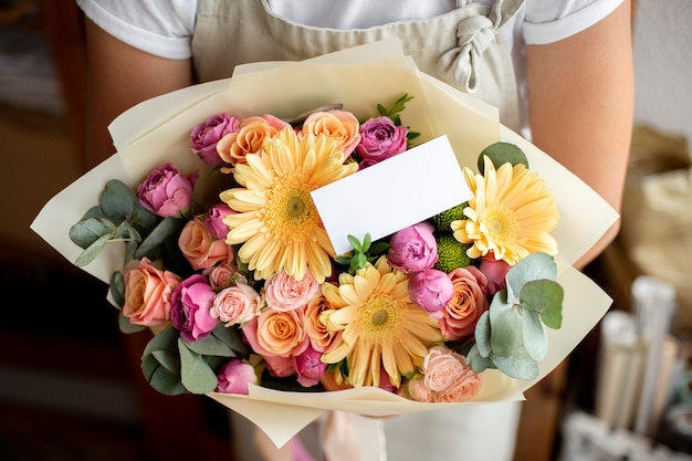 Free photo close up hands holding flowers bouquet