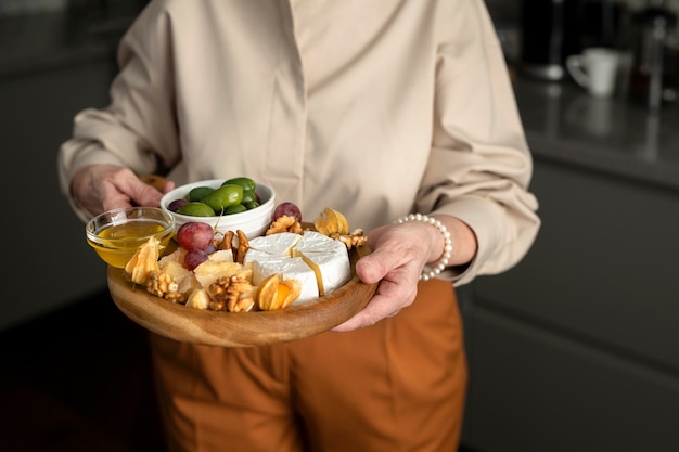 Chiuda sulle mani che tengono il bordo dell'alimento