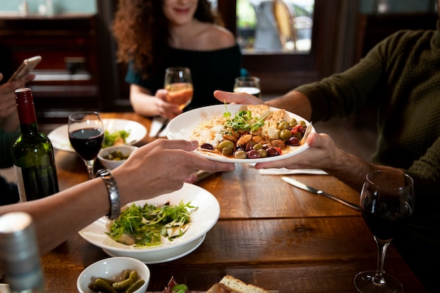 Foto gratuita chiudere le mani che tengono il piatto di cibo