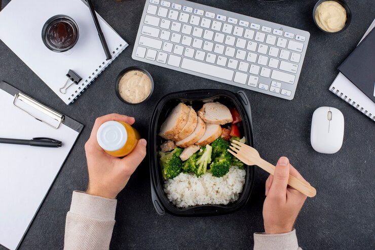 無料Photo フォークとボトルを持って手を閉じる