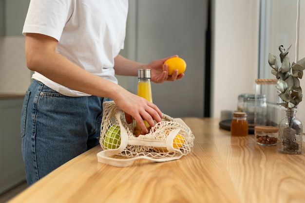 レモンとボトルを持って手を閉じる