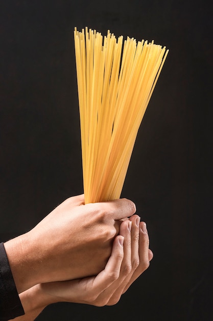 Free photo close-up hands holding pasta