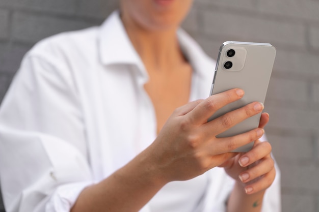 Foto gratuita chiudere le mani che tengono il telefono