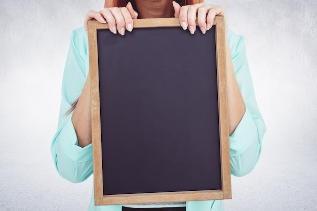 Free photo close-up of hands holding a small blackboard