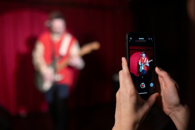 Foto gratuita chiudere le mani che tengono smartphone