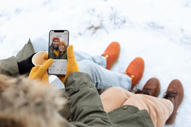 Foto gratuita chiudere le mani che tengono smartphone