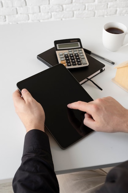 Free photo close up hands holding tablet