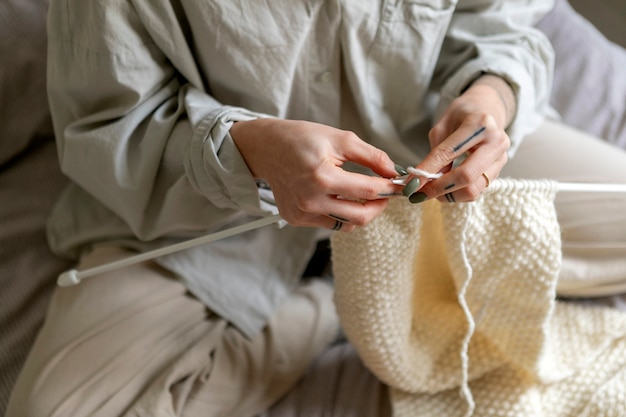 編み物で編む手をクローズアップ