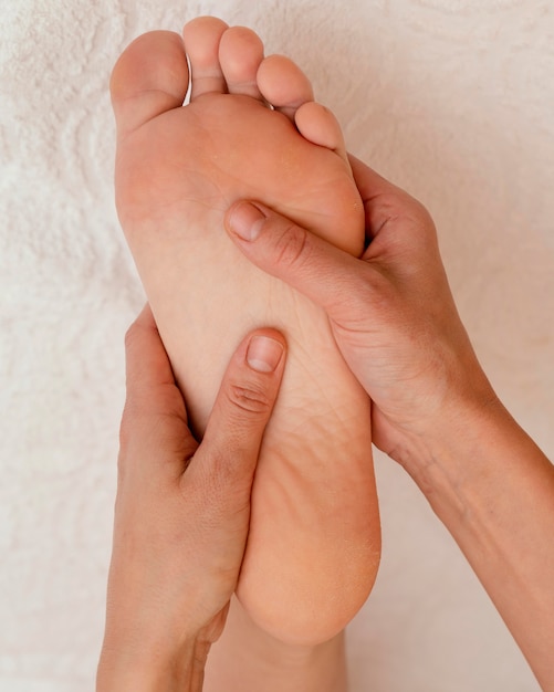 Foto gratuita primo piano mani massaggio ai piedi