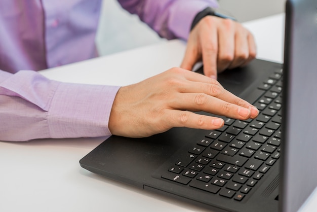 인터넷, 사물 개념의 인터넷, 나무 테이블과 노트북 누워, 복사 공간, 편안한 작업 공간 작업 장소의 레이아웃을 연결하는 노트북을 사용하여 손 멀티 태스킹 남자를 닫습니다