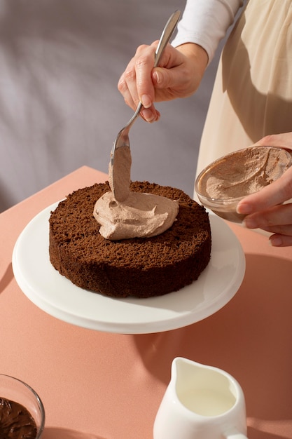Крупным планом руки готовят вкусный торт