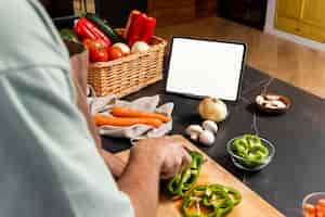 Foto gratuita chiudere le mani che preparano il pasto