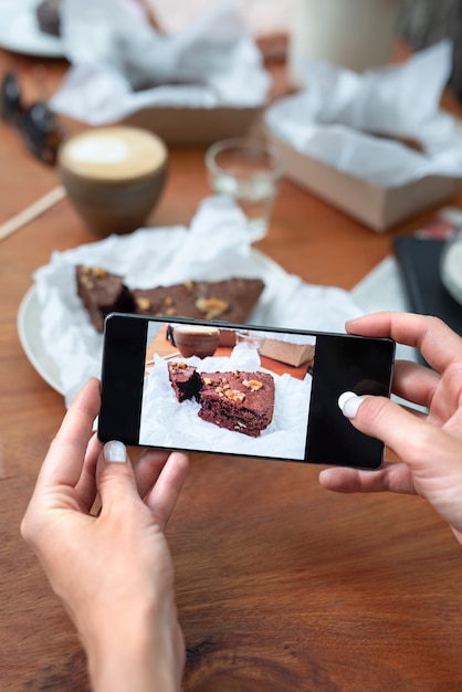 ケーキの写真を撮って手を閉じる