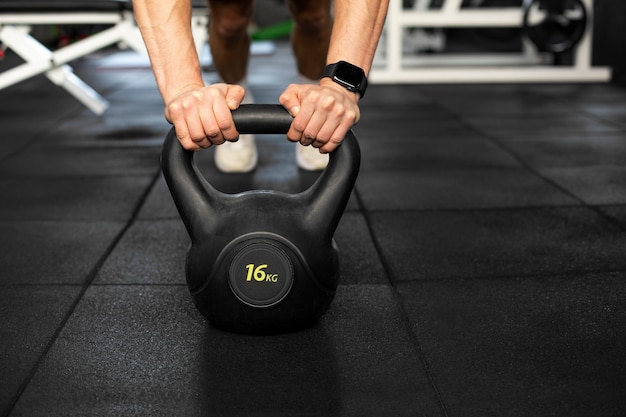 Foto gratuita chiuda sull'allenamento delle mani con il kettlebell