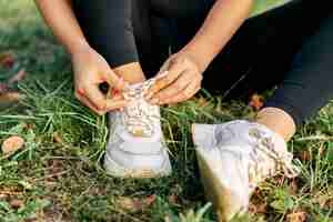 Free photo close-up hands tying shoelaces