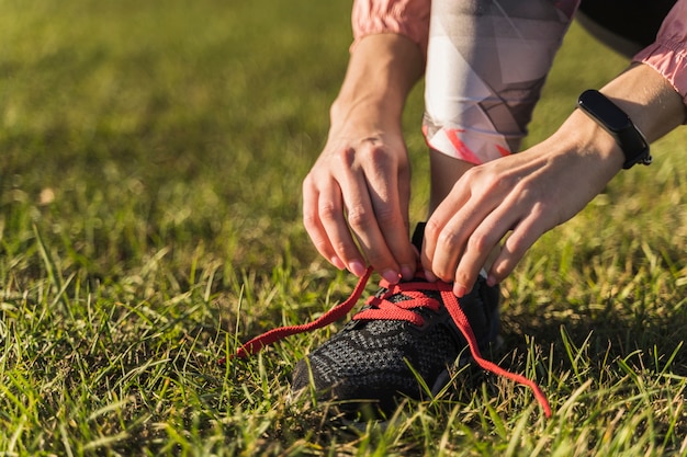 Foto gratuita primo piano mani legando i lacci delle scarpe