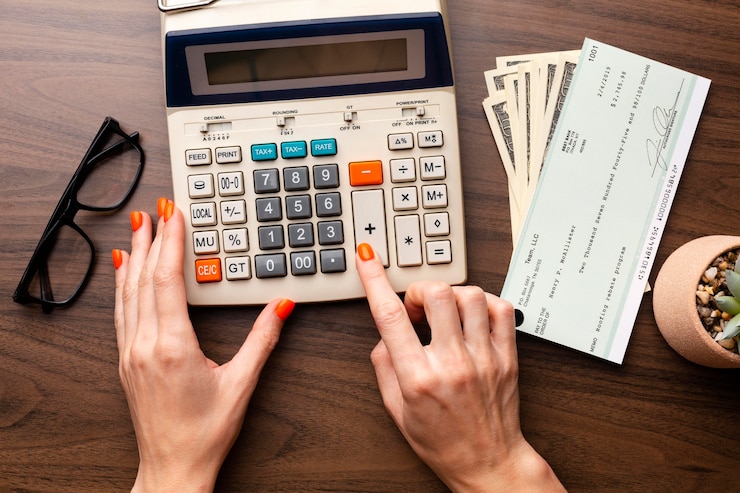Free Photo close up hands using calculator