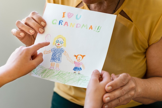 Foto gratuita chiudere le mani con un disegno carino