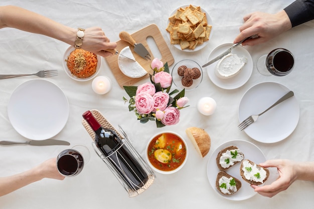 맛있는 음식으로 손을 닫습니다