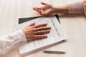 Free photo close-up hands with divorce decree