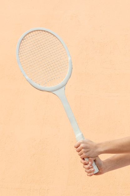 Free photo close-up hands with tennis racket